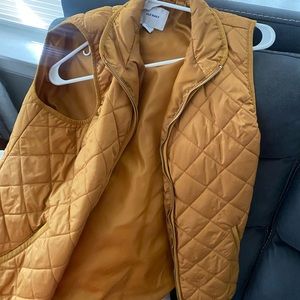 Old navy mustard vest perfect for fall!